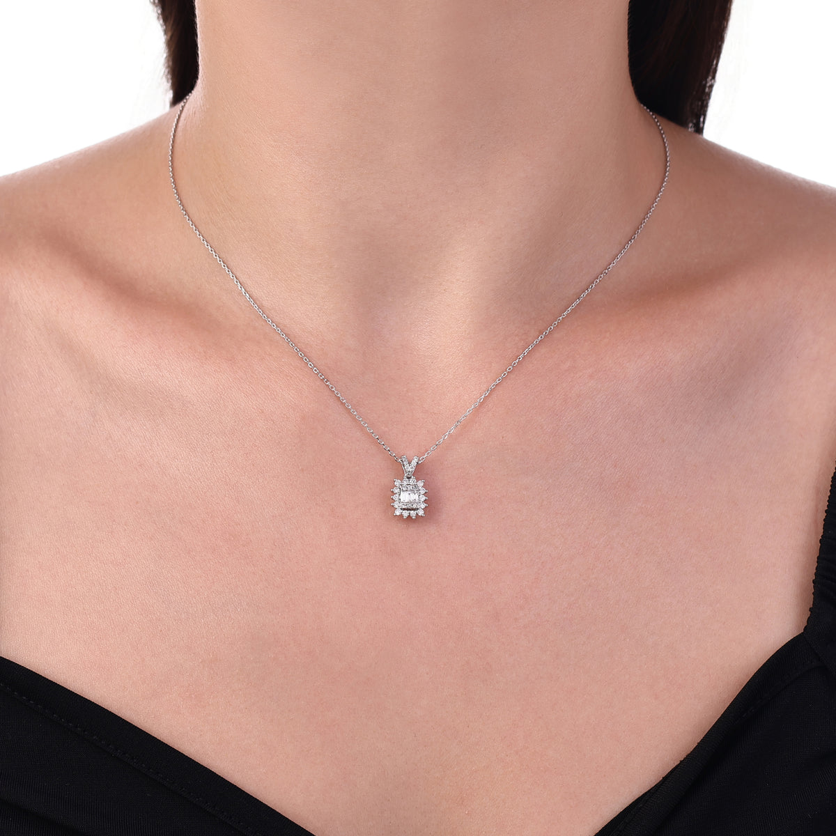 0.38 Karat Baget Pırlanta Kolye